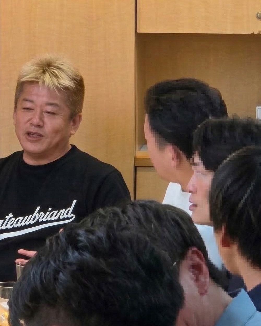 参加者の話に耳を傾ける堀江貴文